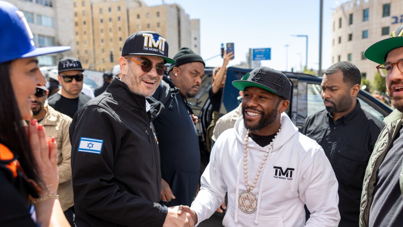 Eli Beer shaking hands with Floyd Mayweather at United Hatzalah headquarters in Jerusalem, October 2024. Jona Rechnitz was present at the same visit.